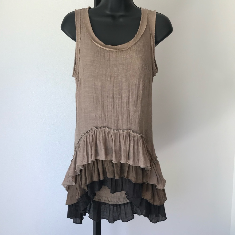 Women’s ruffle top. Mocha chocolate ombré colors. Medium, great condition.